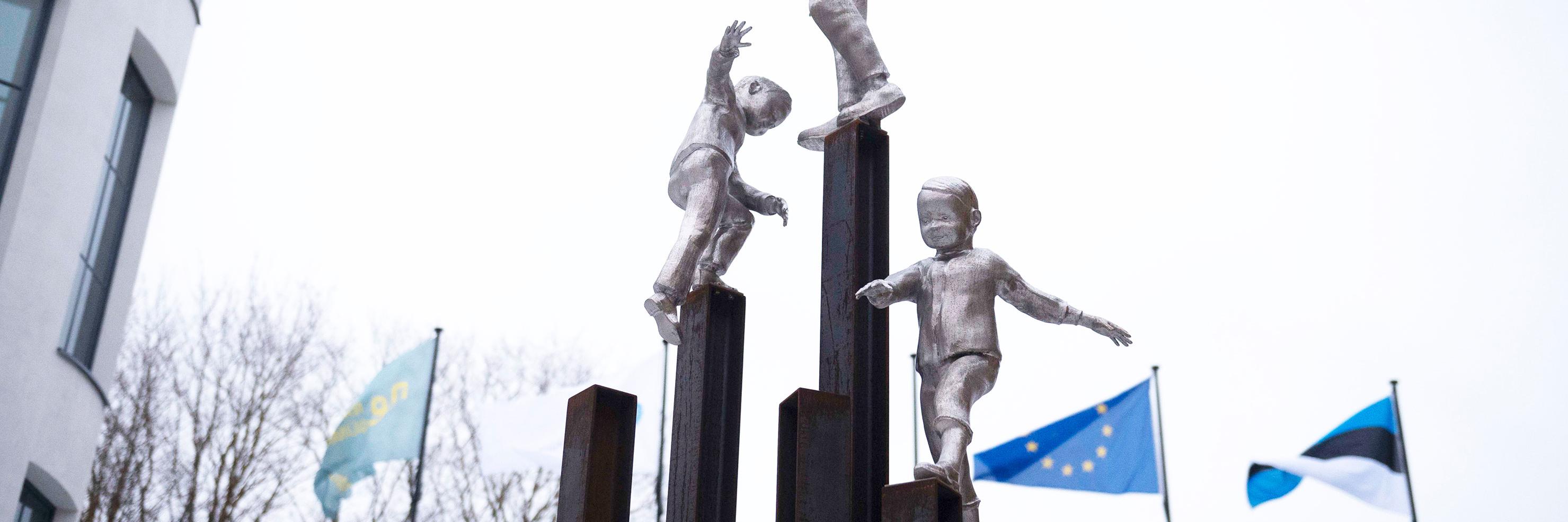 Narva Eesti gümnaasiumi ja põhikooli skulptuur „Arenguhüpped". Foto: Marko Mumm